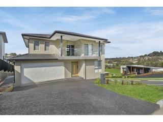 View profile: BEAUTIFULLY DESIGNED CUSTOM FAMILY HOME